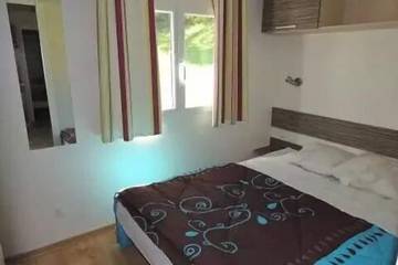 Camping pour 4 Personnes dans Vic-sur-Cère, Parc naturel régional des Volcans d'Auvergne, Photo 1