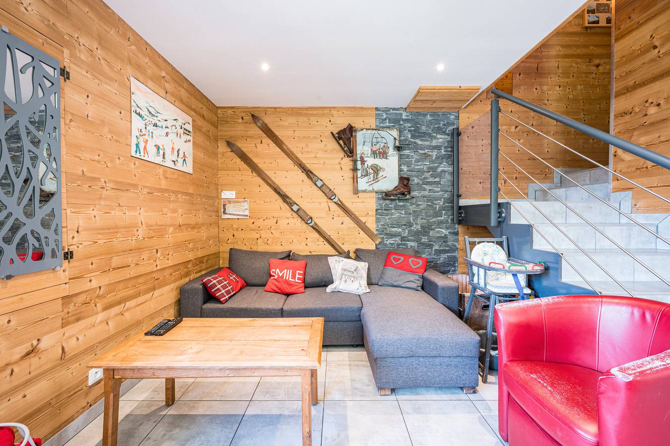 Apartamento entero, Apartamento 'Breizh Chalet - 14 Personnes' con vistas a la montaña, terraza privada y Wi-Fi in Saint-Colomban-des-Villards, Región de Saint-Jean-de-Maurienne