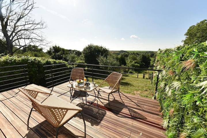 Gîte pour 4 personnes, avec terrasse ainsi que jardin et jacuzzi à Vadencourt
