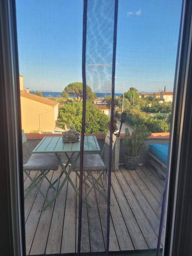 Appartement de vacances entier, Chambre avec tropezienne vue mer à l'Ayguade ,climatisée ,parking gratuit et proche aéroport in l'Ayguade, Hyeres