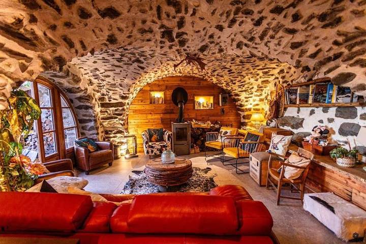 Gîte pour 18 personnes, avec vue ainsi que jardin et sauna, animaux acceptés à Prunières - 2