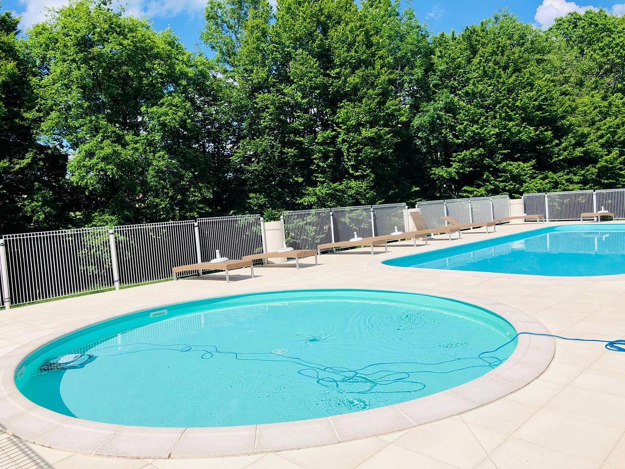 Maison sur parc de vacances avec piscine in Lacapelle-Marival, Lot