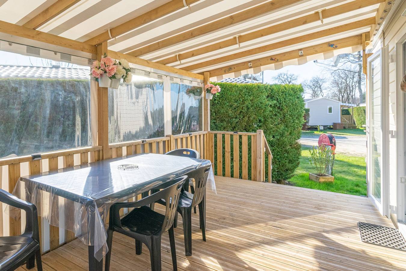 Mobil-home 'Bora-Bora' 289 con piscina compartida, terraza y jardín privados in Les Mathes, Côte de Beauté