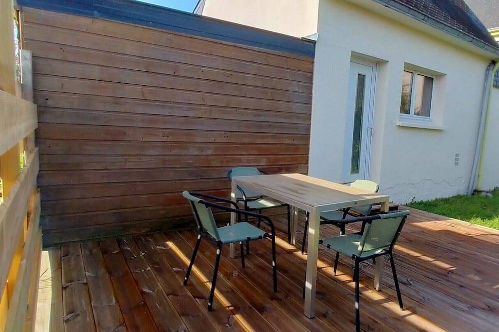 Entire apartment, Small house in quiet town center close to shops in Plomeur, Côte de Cornouaille