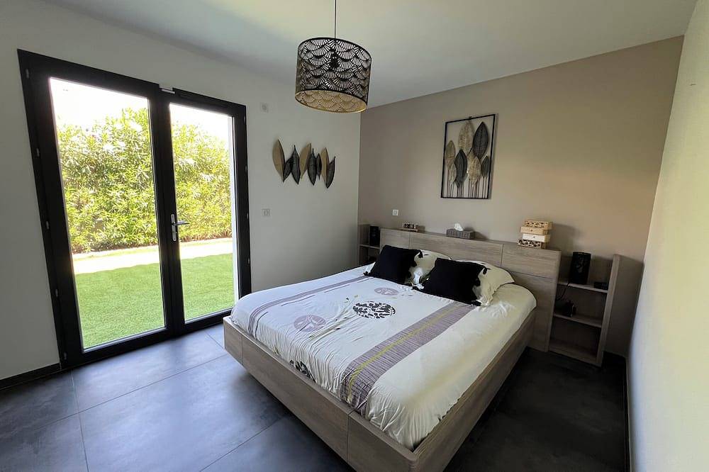 Villa with swimming pool and Jacuzzi, ideal for families, beach 10 min away, residential in La Moutone, La Crau
