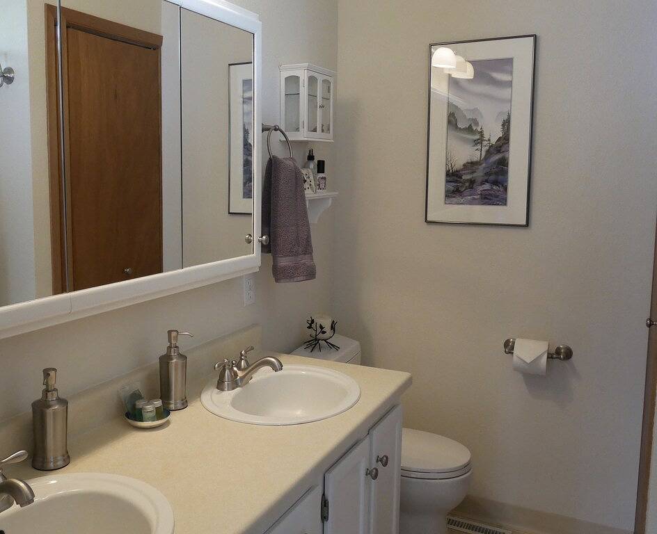 Entspannen Sie sich am Yellowstone River mit herrlicher Aussicht auf die Berge in Gardiner, Absaroka Range