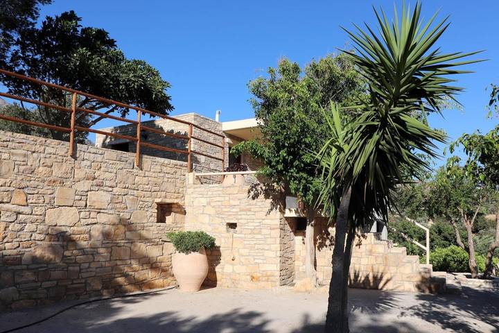 Location de vacances pour 5 personnes, avec jardin et vue dans Triopetra