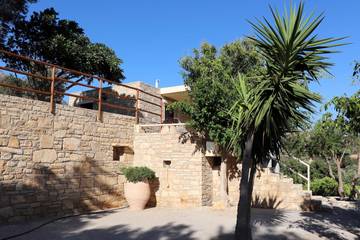 Gîte pour 5 personnes, avec jardin et vue dans Triopetra