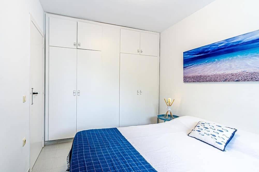 Ganze Wohnung, Apartment with terrace on the beach 10min train in Sant Pol de Mar, Costa del Maresme