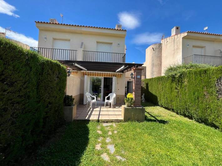 Location de vacances pour 6 personnes, avec piscine ainsi que jardin et balcon dans Les Tres Cales - 2