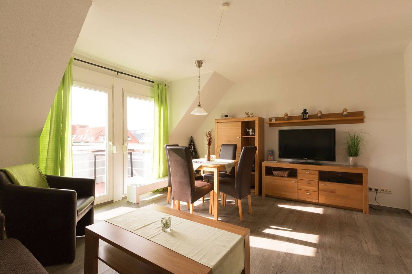 Ganze Wohnung, Dat Ferienhus Norddeich: Sonnige Og-Wohnung mit Süd-West Balkon in Norddeich, Norden und Umgebung