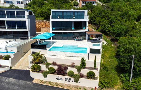 Villa für 9 Personen, mit Garten und Ausblick sowie Sauna und Pool, mit Haustier in Crikvenica