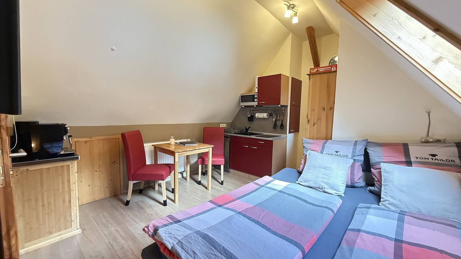 Ganzes Studio, Studio 'Tannenwipfel, 40qm' mit Bergblick, Infrarotsauna , umzäunter Garten und Wlan in Enzklösterle, Nordschwarzwald