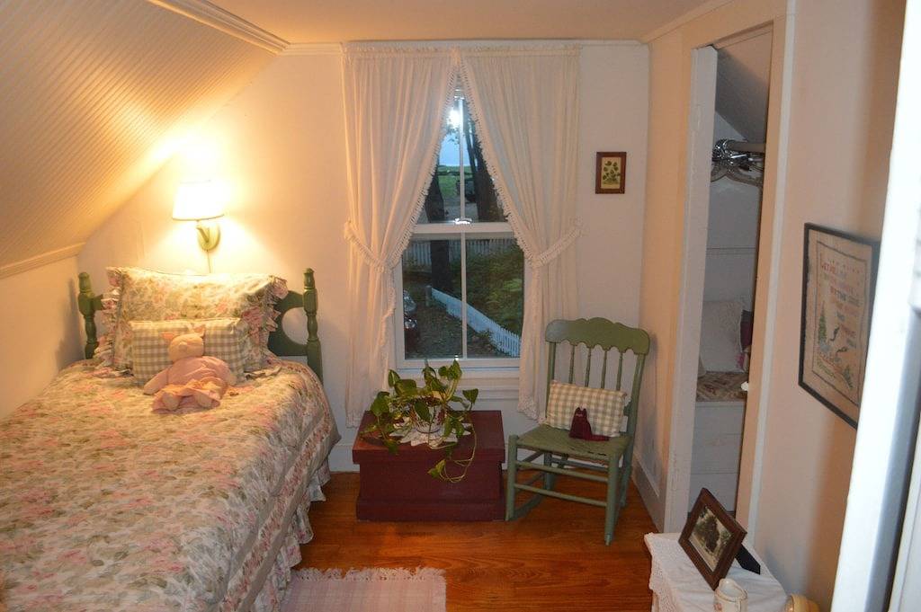 Plymouth Historic 1920 Doll House in Plymouth (NH), Grafton County