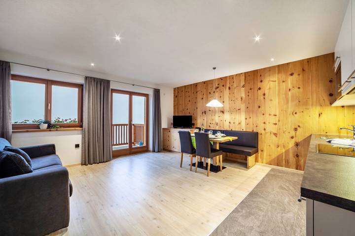 Ferienwohnung für 6 Personen, mit Seeblick und Balkon in Ulten