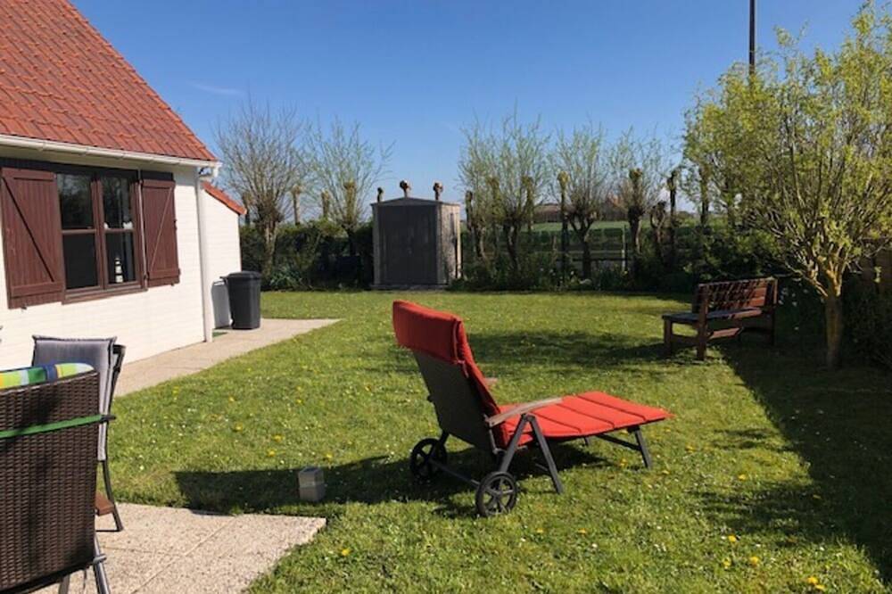 Fisherman's house by the sea in Bredene, Belgische Küste