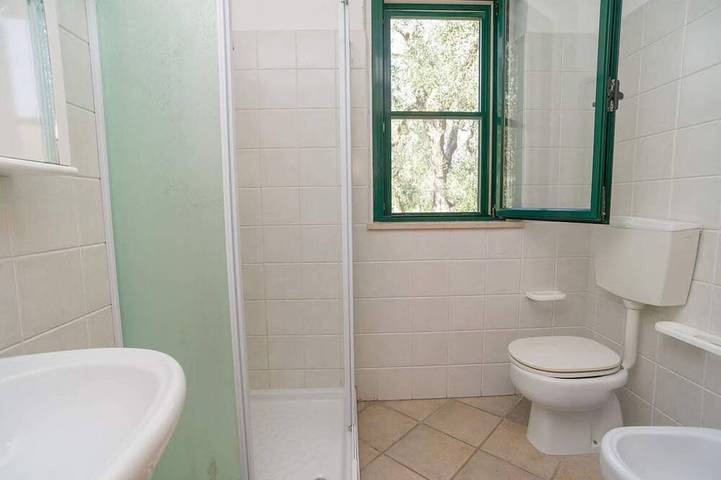 Villa individuelle avec grande véranda extérieure couverte entourée d'une belle plantation d'agrumes in Piana di Mattinata, Mattinata