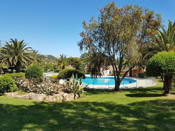 Appartement de vacances pour 4 personnes, avec vue et piscine ainsi que jardin et terrasse