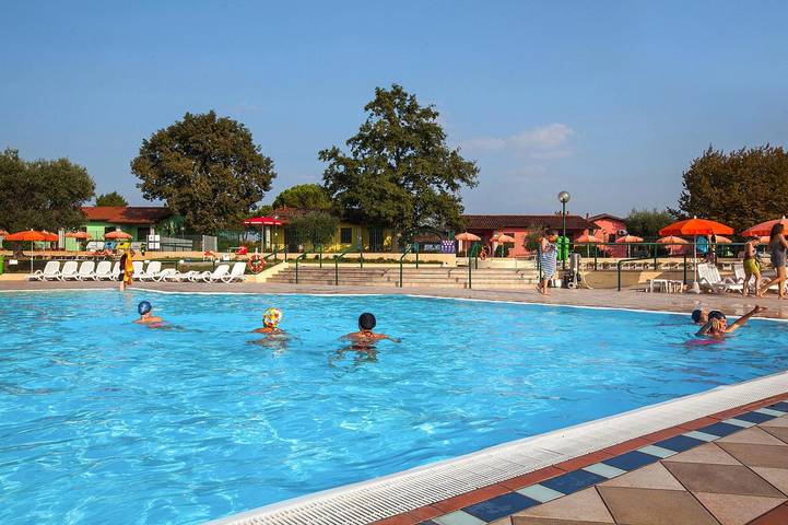Bungalow für 6 Personen, mit Terrasse und Pool in Sirmione