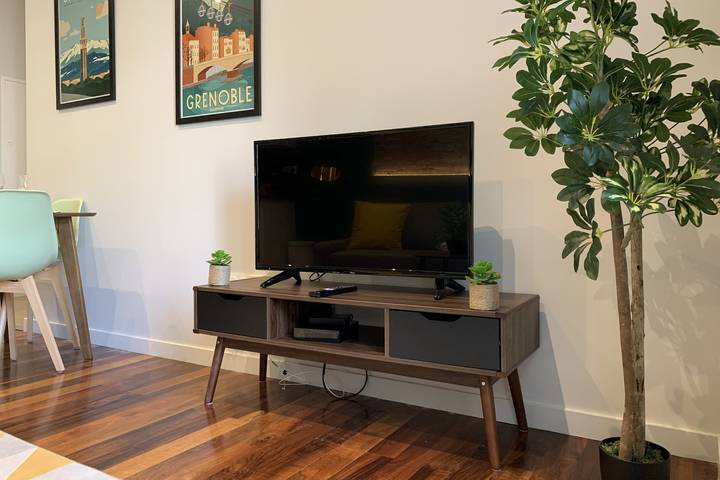 Apartamento entero, #Cd L' Ainé 👨‍👩‍👦‍👦| Jean Jaurès | Tramway A, B and E| T3 équipé in Grenoble, Isère