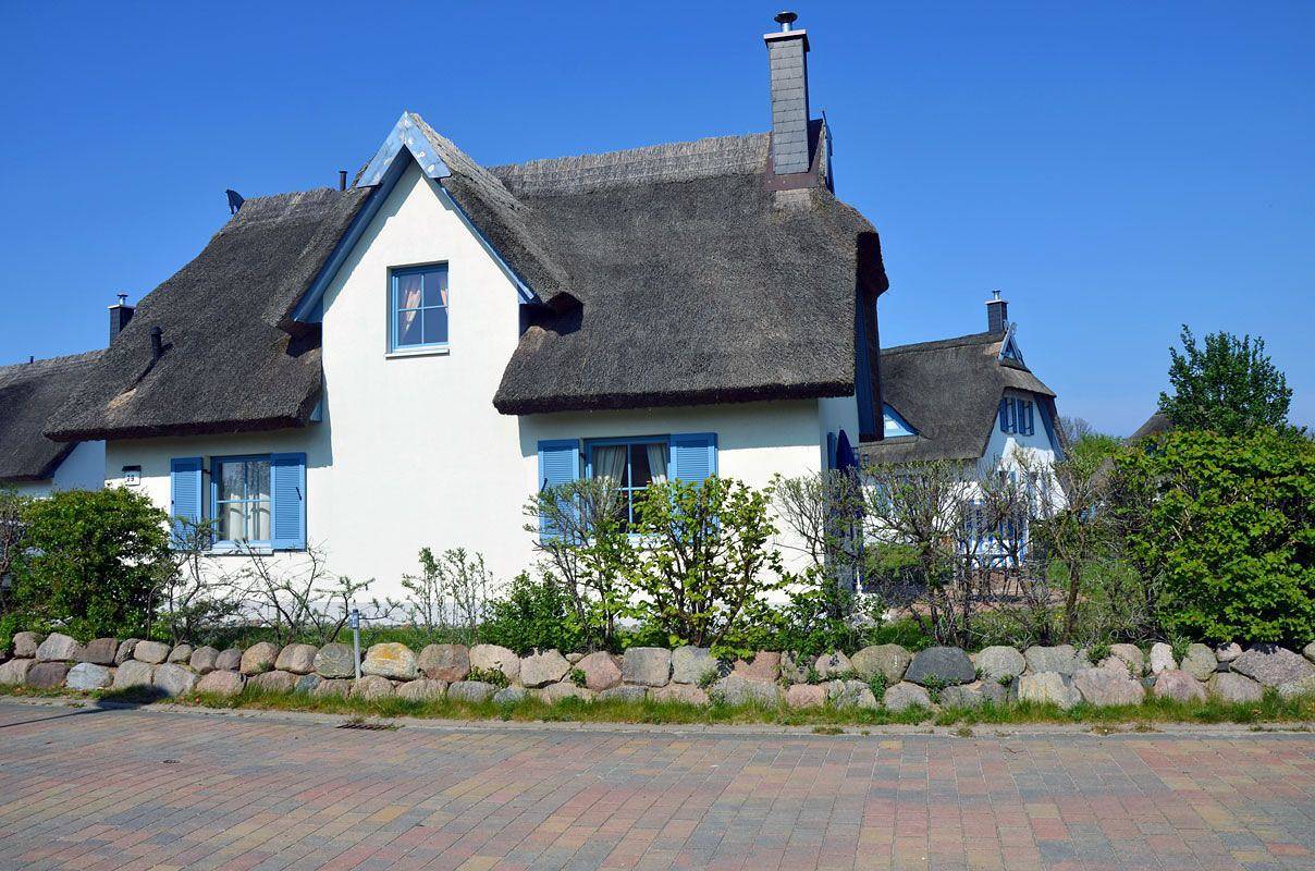 Ferienhaus mit Kamin, ca. 400m zum Sandstrand, Wlan, Hunde sind willkommen in Glowe, Rügen