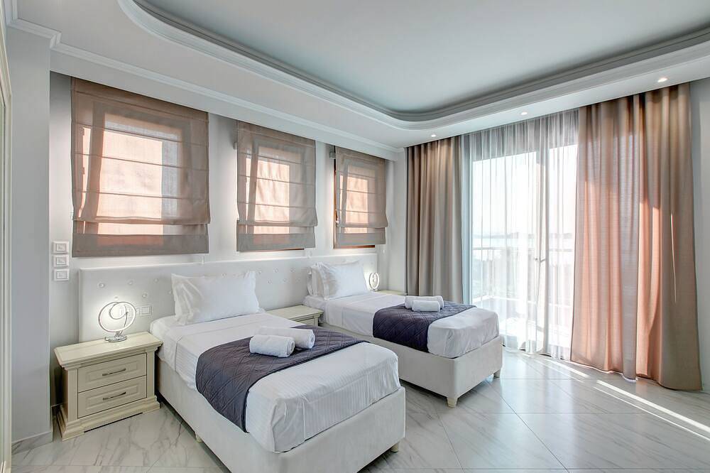 Beachfront villa in Vourvourou, Halkidiki with private pool, ideal for families. in Vourvourou, Sithonia Halbinsel