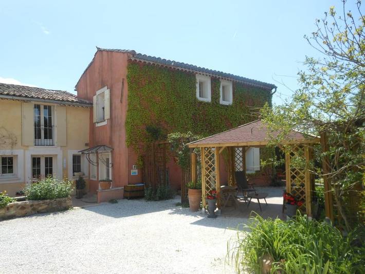Chambre d’hôte pour 2 personnes, avec Terrasse et Jardin ainsi que Piscine et Vue à Roussillon