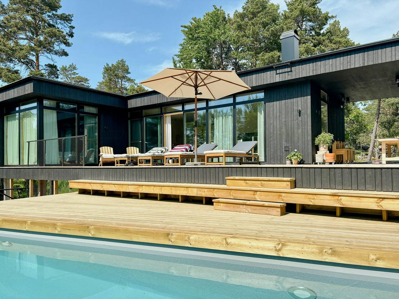Paradies mit Pool in der Nähe von schönen natürlichen Ansichten in Vindö