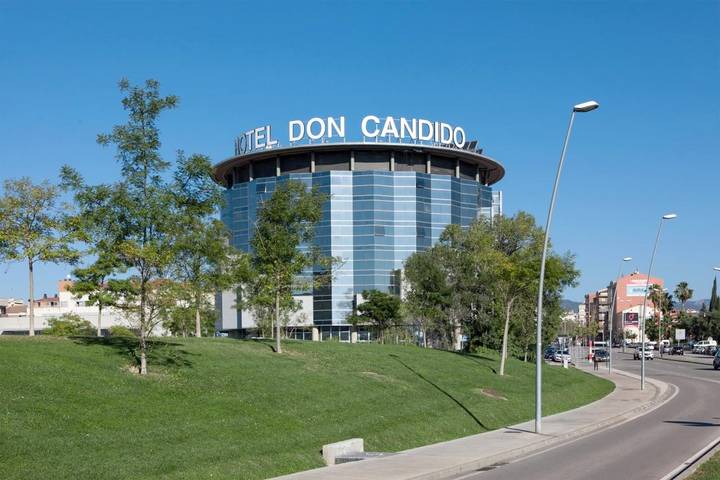 Apartamento, con Jacuzzi y Terraza además de Jardín y Sauna en Tarrasa