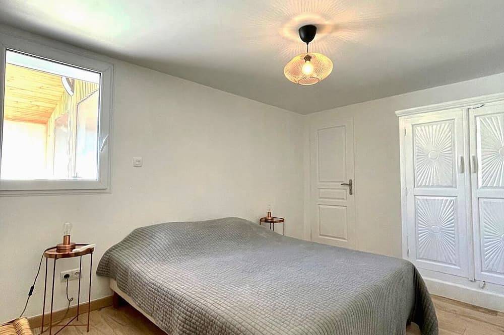 Bohemian Sausset, between vineyards and sea in Martigues, Istres region