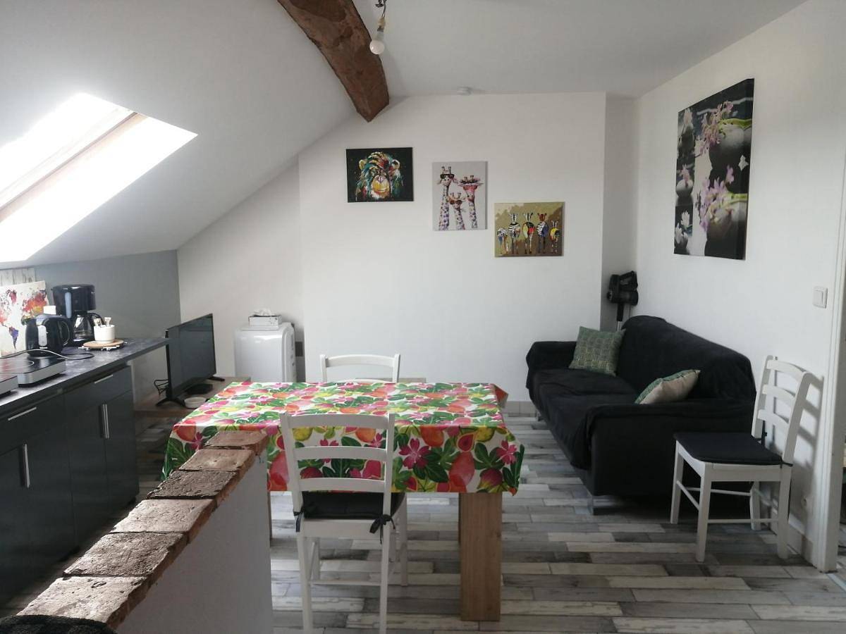 Appartement entier, One-Bedroom Apartment in Doué-la-Fontaine, Vallée de la Loire