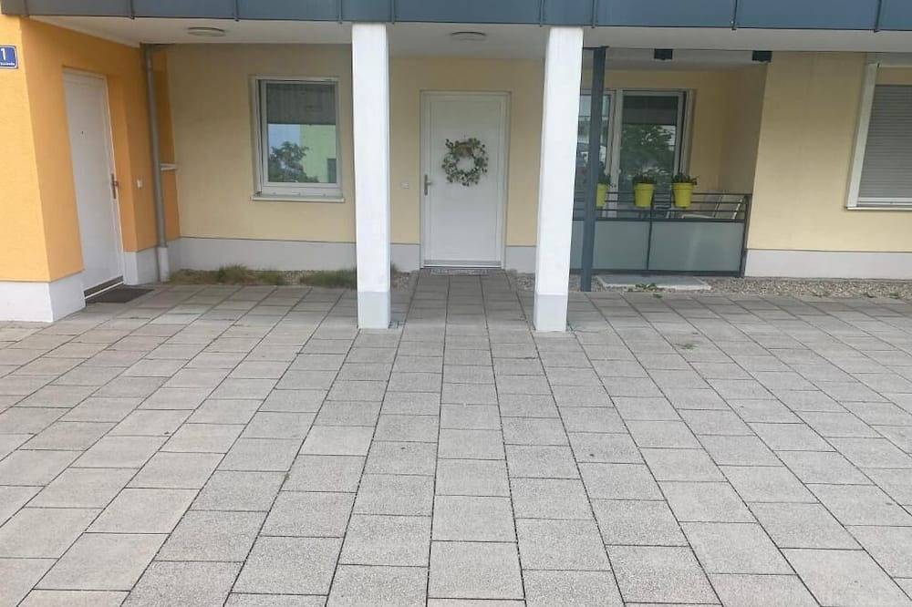 Ganze Wohnung, Moderne Gartenwohnung nahe Messe und Flughafen München in Poing, Oberbayern