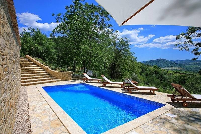 Villa Aurora mit herrlichem Blick aus dem Pool, in der Nähe von Motovun in Općina Oprtalj, Zentralistrien