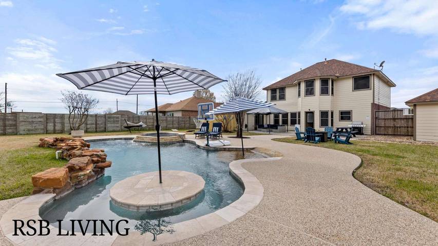 Vacation rental for 16 people, with yard and lake view as well as balcony, kid friendly in Lake Conroe