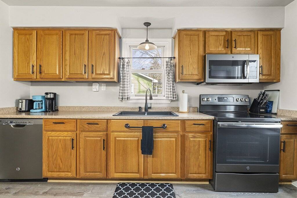 Great Location! Cozy Home with Huge Backyard in Macomb County