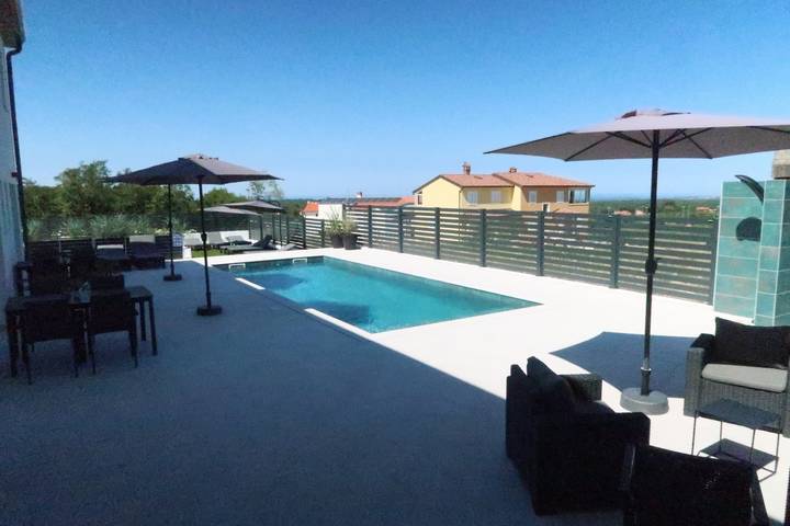 Ferienwohnung für 4 Personen, mit Terrasse und Garten sowie Pool und Ausblick