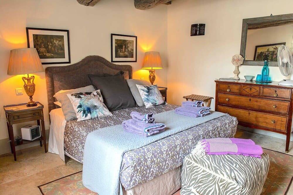 Chez Vous à Uzès, Heated Pool, Garden, Steps to Place aux Herbes, in Uzès, Nimes region