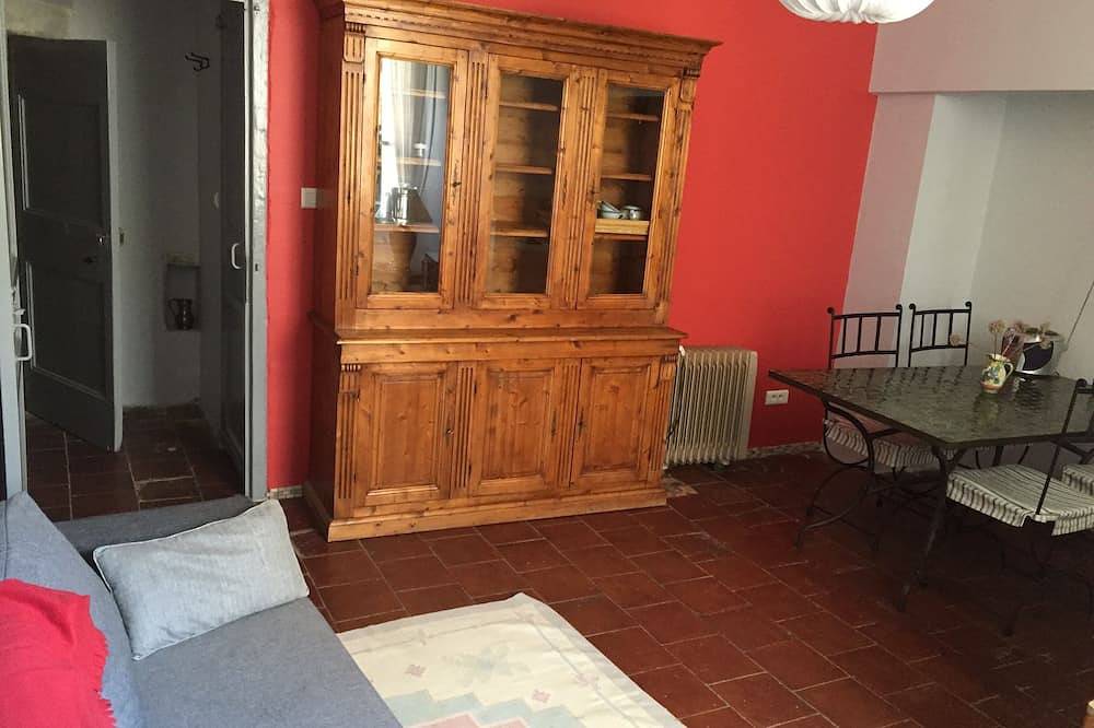 Apartamento entero, Sirocco-Apartamento-Superior-Baño privado con bañera-Vista a la Calle in Barjac, Región de Alès