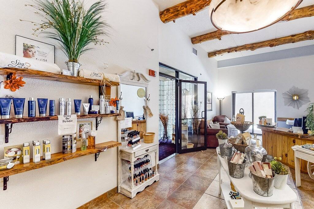 Ganze Wohnung, 3rd-floor condo with elevator, jetted tub, full kitchen, & fireplace in Wisconsin Dells, Adams County (WI)