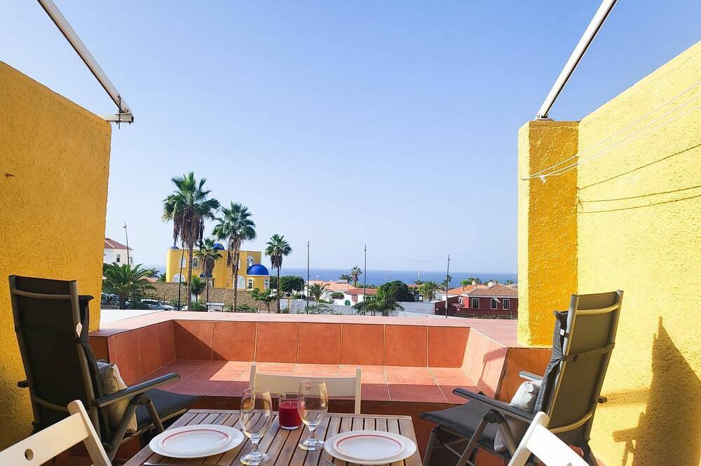 Entire apartment, Terrace, sea view, Wi-Fi, swimming pool, 100 mts. from the beach in Puerto Santiago, Santiago del Teide