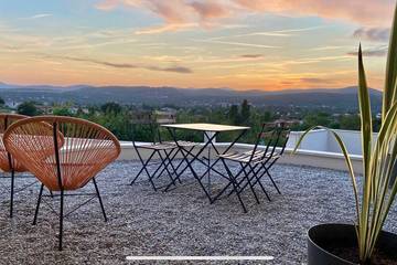 Gîte pour 4 personnes, avec terrasse et jacuzzi à Saint-Julien-les-Rosiers