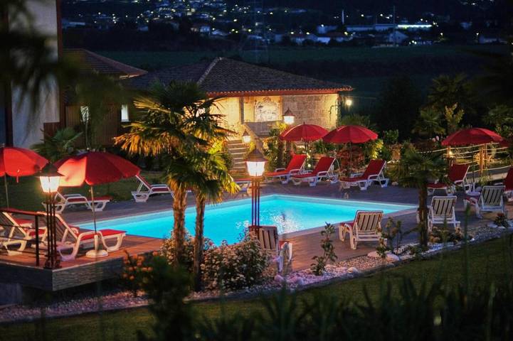 Location de vacances pour 2 personnes, avec piscine ainsi que jardin et vue dans Santo Tirso