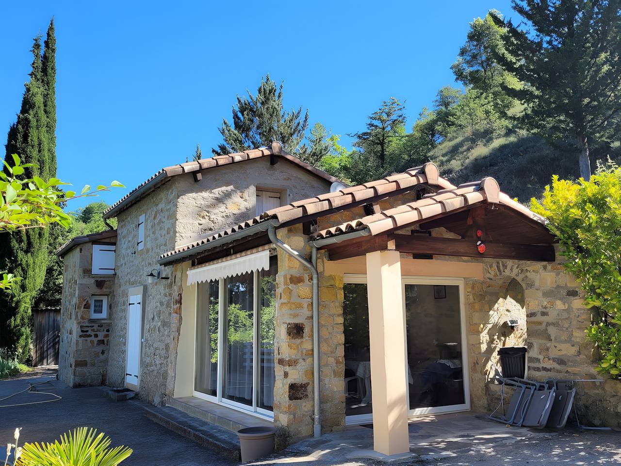 Gîte de la Troulière : Vue sur le lac, terrasse privée et jardin privatif in Banne, Parc national des Cévennes