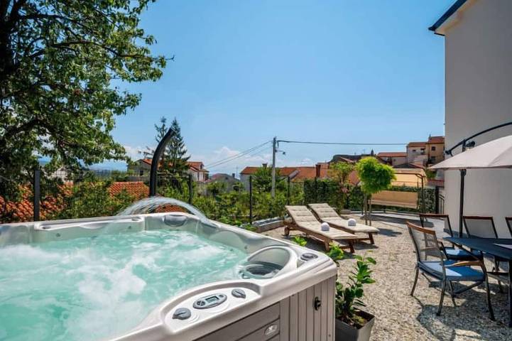 Ferienhaus für 6 Personen, mit Balkon/Terrasse und Terrasse sowie Pool - 1