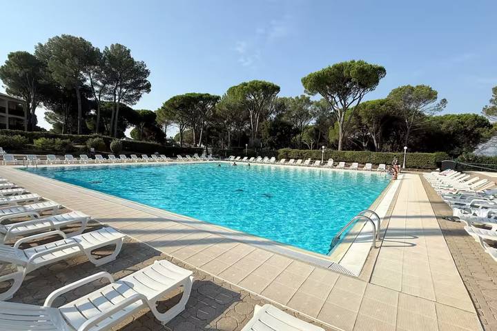 Gîte pour 4 personnes, avec Terrasse et Piscine dans Golf et Tennis Club de Valescure