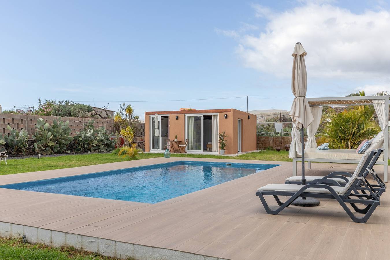 Apartamento 'Casa Deco' con vistas a la montaña, Wi-Fi y aire acondicionado in Los Llanos de Aridane, La Palma Sur