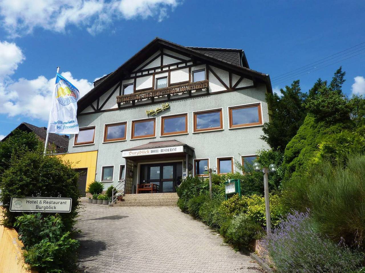 Hotel-Restaurant Burgblick - Dreibettzimmer mit Dusche und Wc in Thallichtenberg, Saar-Nahe-Bergland