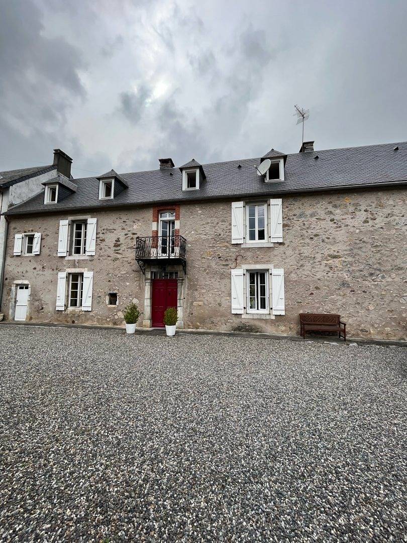 Maison de montagne avec jardin, d'une capacité de 12 personnes in Rebouc, Hèches