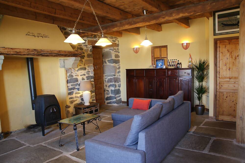 Chaleureux et spacieux gîte de montagne pour 4 à 6 personnes in Moudeyres, Parc naturel régional des Monts d'Ardèche