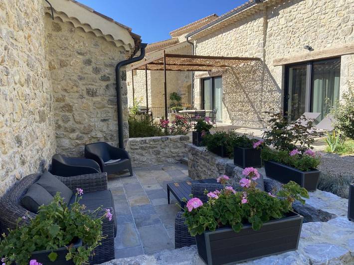 Gîte pour 4 personnes, avec Terrasse ainsi que Jardin et Piscine